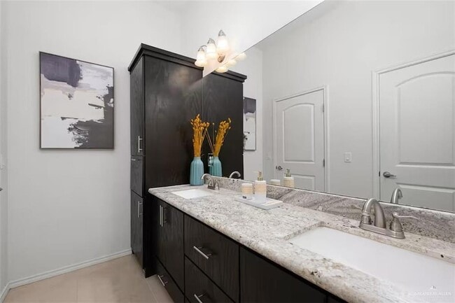 Building Photo - 809 S 5th St