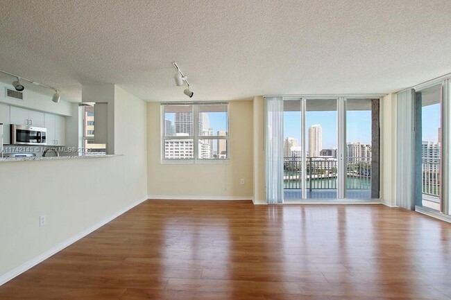 Building Photo - 1111 Brickell Bay Dr