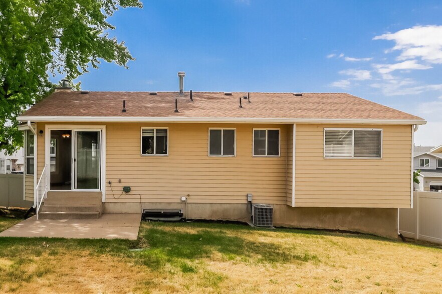 Building Photo - 1157 E 2450 N