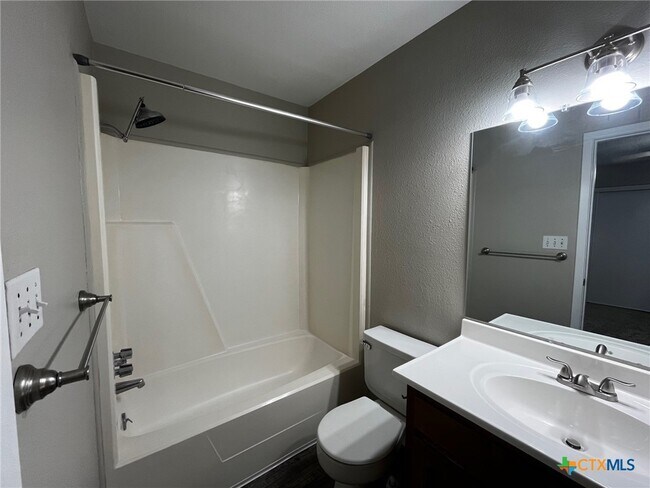 Building Photo - 526 Rattan Dr