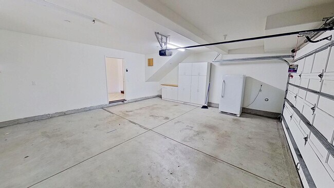 Building Photo - Spacious 2-bedroom/2.5-bathroom Townhouse- In the heart of the Funk Zone