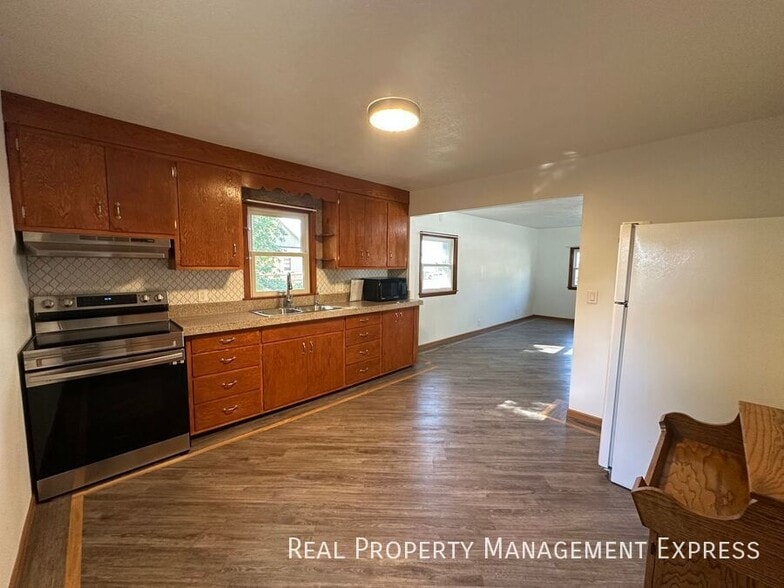 Building Photo - Move In by Feb 16 & Get One Month FREE