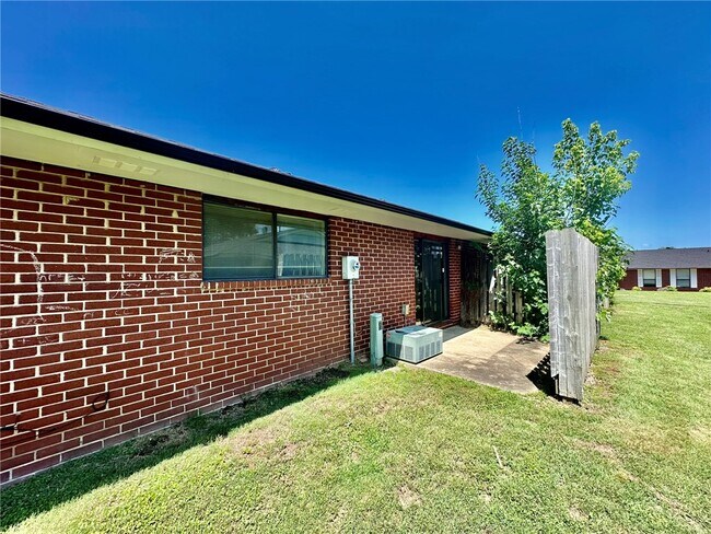 Building Photo - 1320 W Linden St