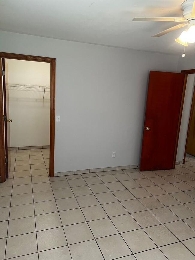 Building Photo - 3 BEDROOM, 2 BATH HOME WITH TILE THROUGHOUT & CLOSE TO THE TURNPIKE