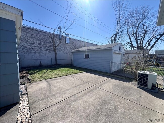 Building Photo - 480 W Hazeltine Ave