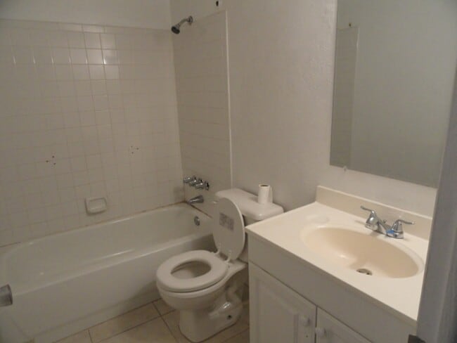 Building Photo - 1825 W 56th St
