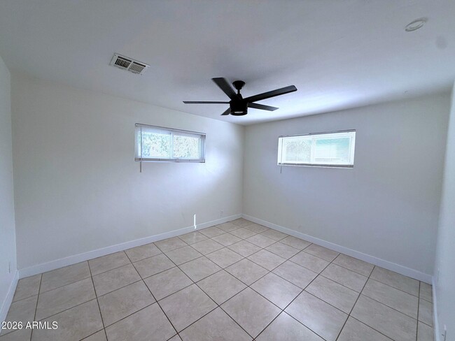 Building Photo - 2114 W San Juan Ave