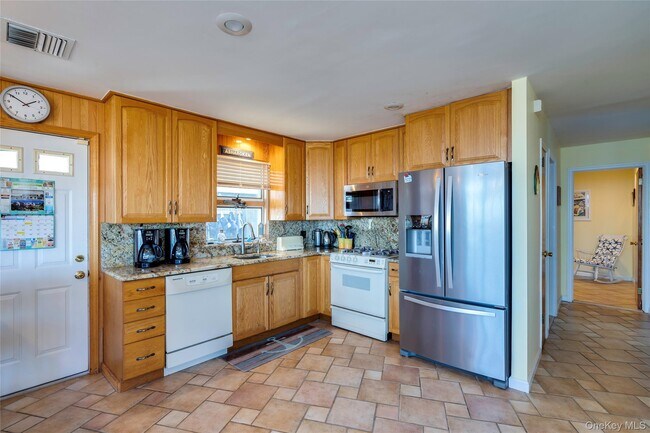 Building Photo - 138 Asharoken Ave