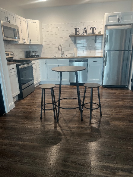 Building Photo - 2-4 Pearl St