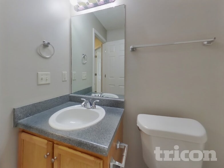 Building Photo - 219 S Red Oak Way