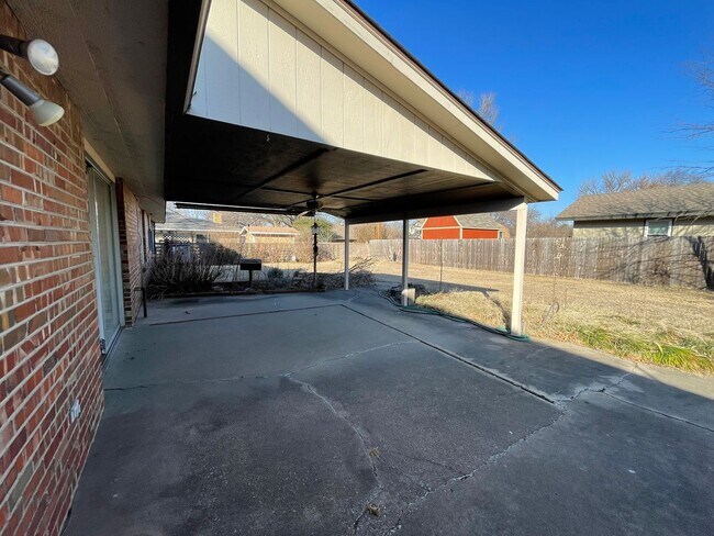 Building Photo - 3 bedroom, 2 bath, 2 living areas, 2 car garage Ranch style home nestled on a corner lot