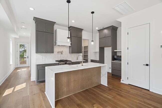 Building Photo - "Chic Nashville Townhouse: 3 Beds, 3 Baths, with Granite Elegance & Cozy Fireplace!"