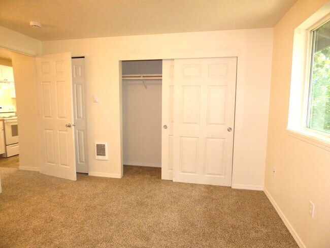 Building Photo - Rent Special: FREE September's Rent!! Second Floor 3 Bedroom apartment