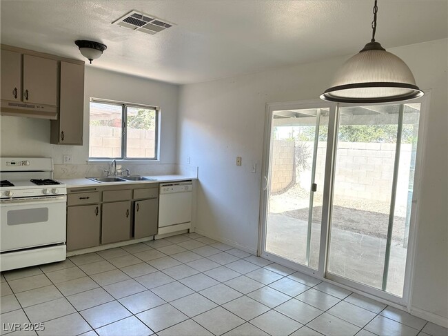 Building Photo - 5436 Burkshire Dr