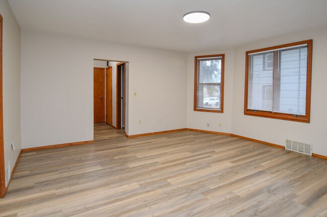 Building Photo - 2 Bed 1 Bath Lower - ALL UTILITIES INCLUDE...