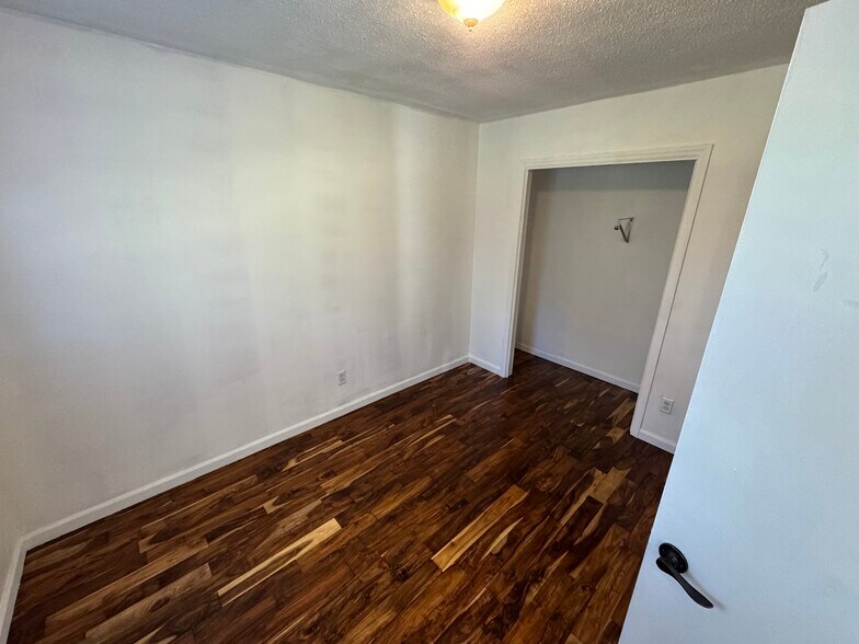 Building Photo - 1020 Village Cir