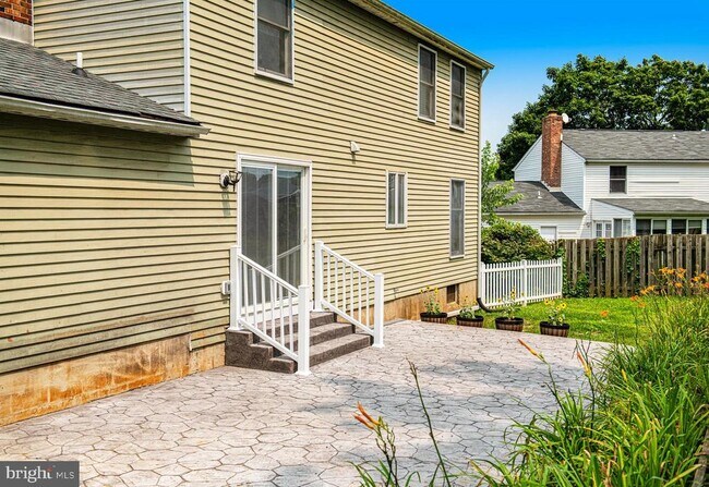 Building Photo - 703 E Broadway