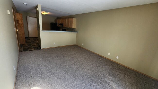 Building Photo - 2 Bedroom, 1 1/2 Bathrooms With Attached Garage! Available May 1st!