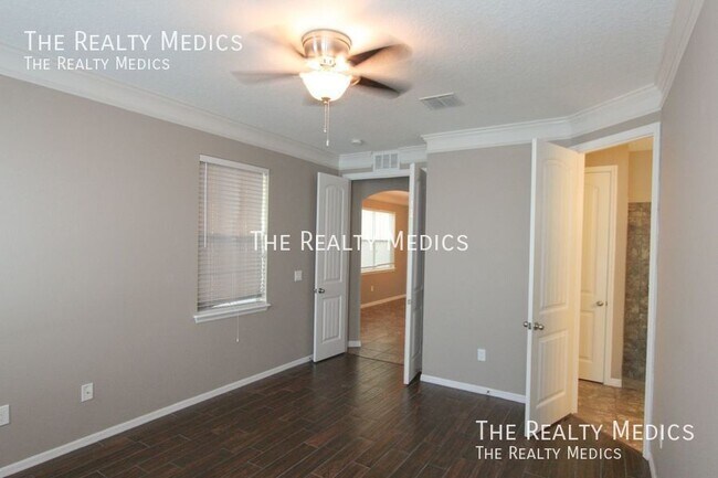 Building Photo - 15764 Ave Of The Arbors
