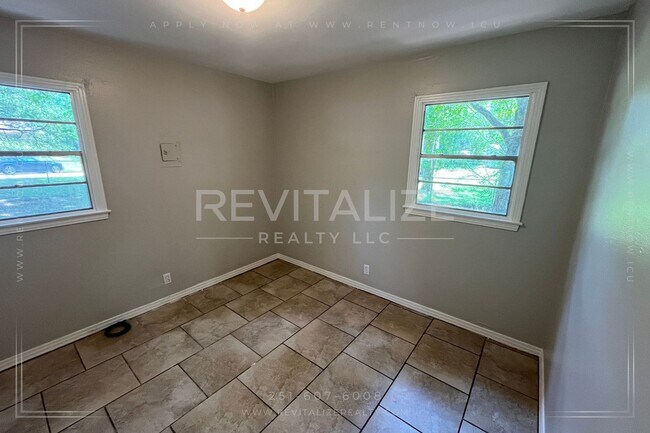 Building Photo - 3 Bedroom/1 Bathroom Home in West Mobile!
