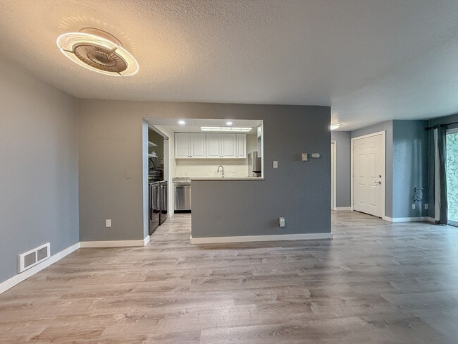 Building Photo - 9494 Woodinville Redmond Rd NE