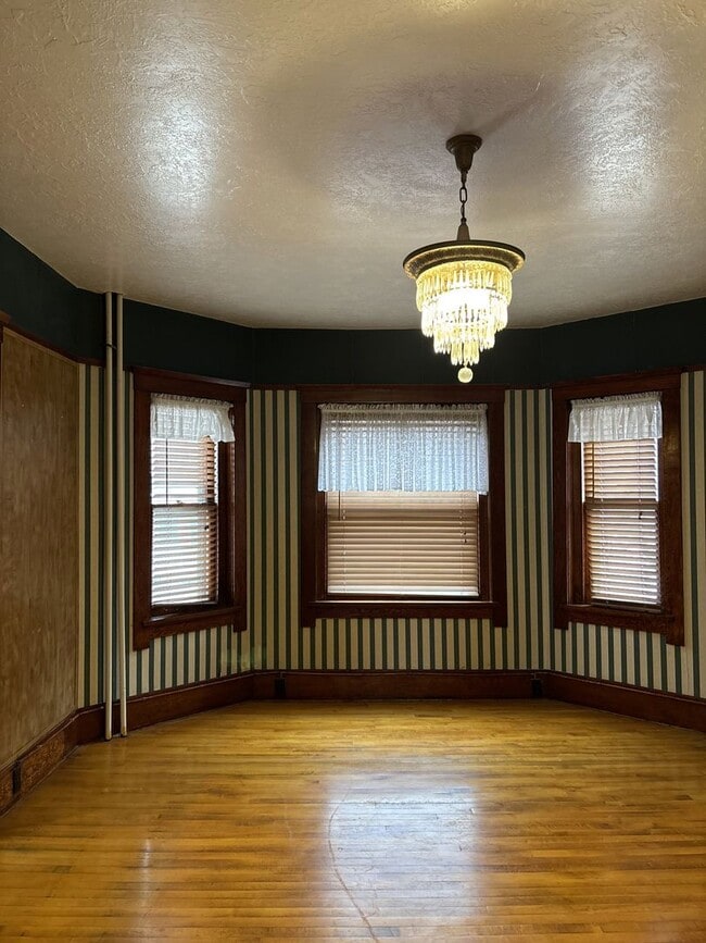Building Photo - Make This House Your Home—Deposit Moves Yo...