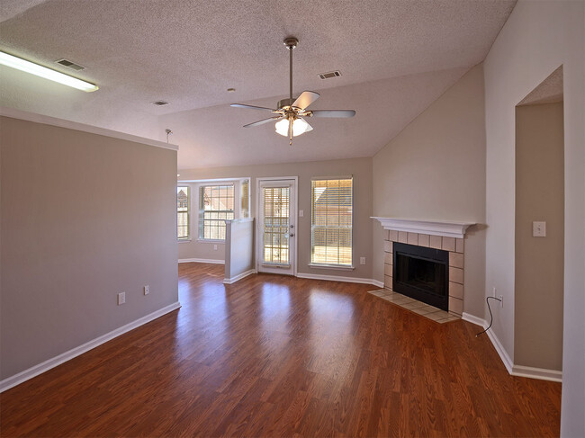 Building Photo - 3 bed, 2 bath near Hacks Cross and Shelby Dr