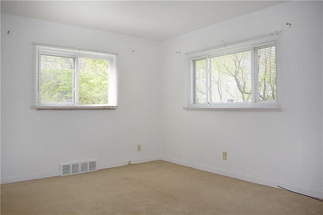 Building Photo - 100 Primrose Ave