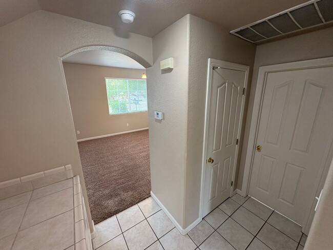 Building Photo - Spacious NW Visalia home Near Shopping Center Available Now!
