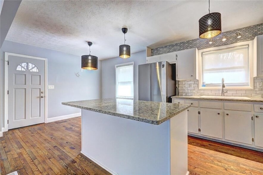 Building Photo - 667 Tara Cir SE