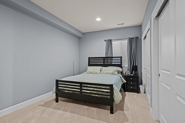 Building Photo - 15411 Village Cir E