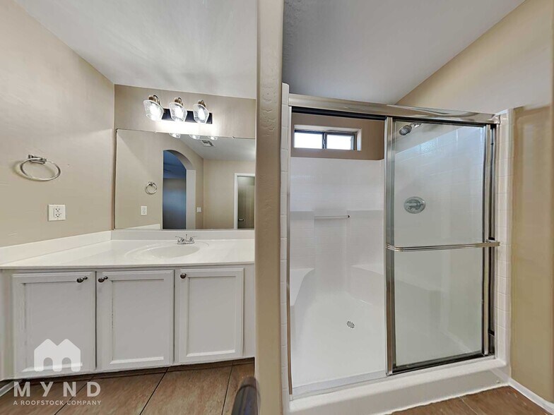 Building Photo - 9924 E Edgewood Ave