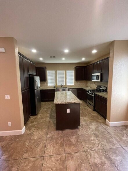 Building Photo - 880 Willow Bridge Dr