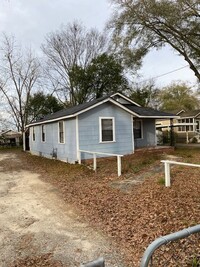 Building Photo - A QUIET LITTLE HOME IN NORTH COLUMBUS