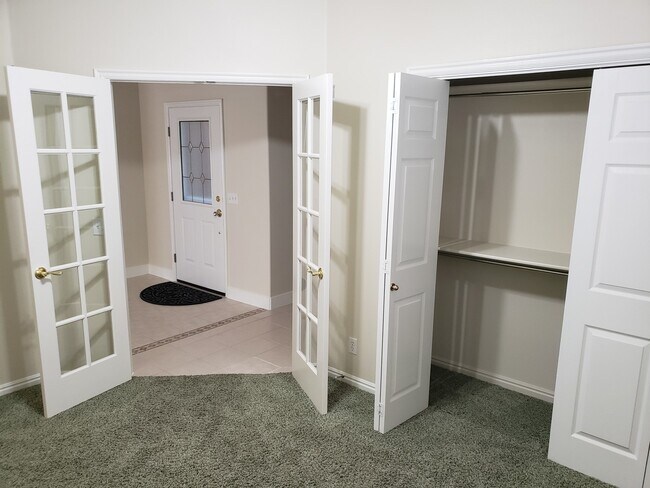 Building Photo - Bright Home with 2 Car Garage