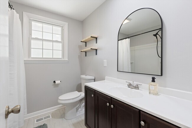 Building Photo - 209 Hazelwood Dr