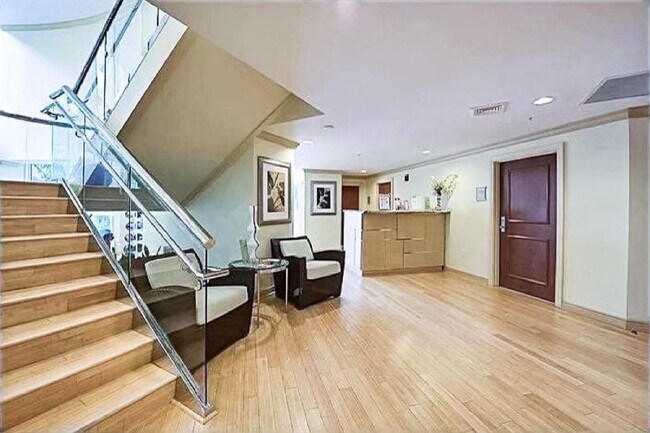 Building Photo - 347 N New River Dr E