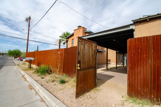 Building Photo - 2 Bed 1 Bath Home with Private Fenced Backyard!