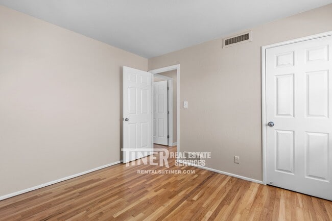 Building Photo - 2501 Laurence Ave