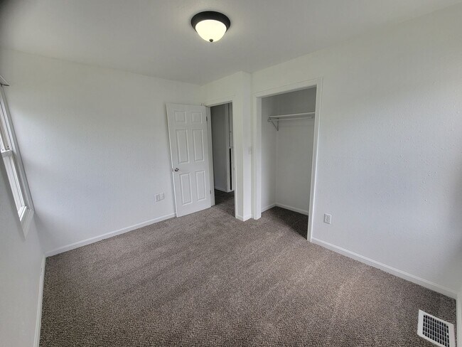 Building Photo - 3BR/1BA w/Garage -3011 Mission Road