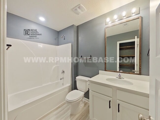Building Photo - Spacious 5-Bed/3-Bath in Silver Lake Village | Pet Friendly!