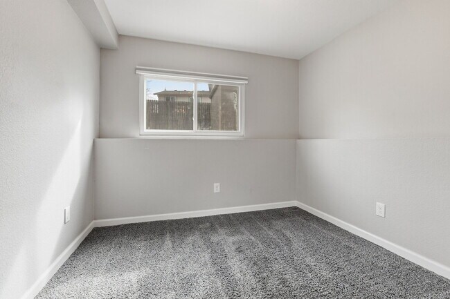 Building Photo - $2,540.95 - 4 Bed, 2 Bath Home in Aurora with Central AC, and In Unit Laundry!