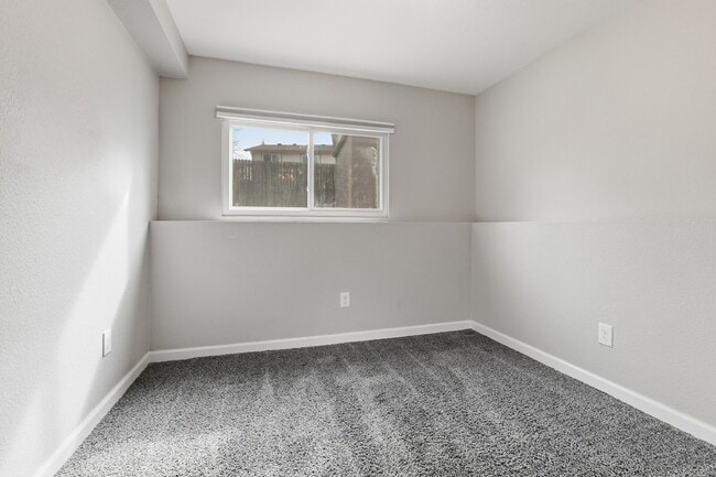 Building Photo - $2,695.95 - 4 Bed, 2 Bath Home in Aurora with Central AC, and In Unit Laundry!