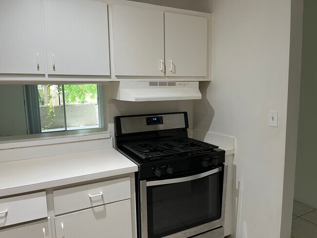 Building Photo - 6904 N Kendall Dr