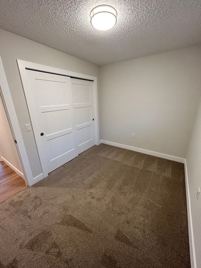 Building Photo - Rare 5-bedroom House with 1 Car Garage in Everson.