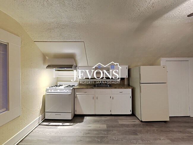 Building Photo - Make yourself at home in this apartment lo...