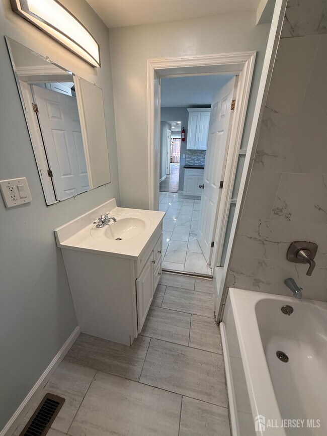 Building Photo - 280 William St