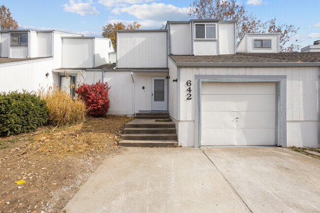 Building Photo - 642 NW Valleybrook Rd