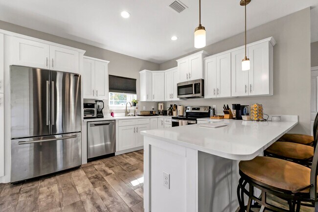 Building Photo - Solar Panel Home in East Navarre!