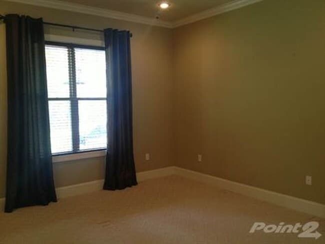 Building Photo - Oxford’s Best Neighborhood!!